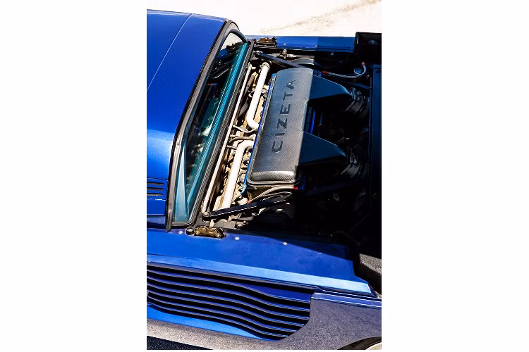 Sức mạnh được truyền tới bánh sau dùng vành 17 inch thông qua hộp số ZF 5 cấp. Ngoài ra, xe còn có khung gầm với cấu trúc không gian và hệ thống treo xương đòn kép được thiết kế với cảm hứng từ xe đua vào thời điểm đó. Chiếc V16T của Quốc vương Brunei đã từng được mang đi trưng bày trong triển lãm Ô tô Geneva và được sử dụng trong nhiều hình ảnh cung cấp cho báo chí của công ty Cizeta Automobili. Đại lý Hong Seh Motors ở Singapore đã thay mặt Quốc vương Brunei để đặt mua chiếc siêu xe này.