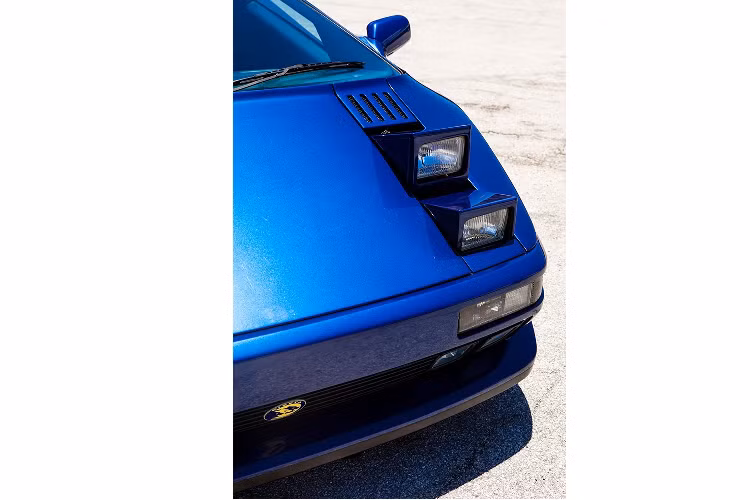 Bên ngoài, Cizeta V16T rộng hơn khoảng 76 mm so với Ferrari Testarossa và mang ngoại hình tương tự những chiếc siêu xe Lamborghini vào hồi đầu thập niên. Tuy nhiên, Cizeta V16T đặc biệt hơn một chút khi được trang bị đến 4 đèn pha có thể gập xuống và mở lên trên nắp ca-pô.