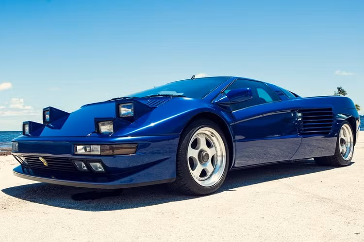 Nói đến chủ sở hữu của những bộ sưu tập xe "khủng" nhất thế giới, không thể không nhắc đến Quốc vương Brunei - Hassanal Bolkiah. Theo tin đồn, siêu xe của quốc vương đình đám tại Đông Nam Á này lên đến 5.000 chiếc khác nhau. Không ít chiếc xe trong số đó hiện đang nằm phủ bụi và "chết dần, chết mòn" tại Brunei.