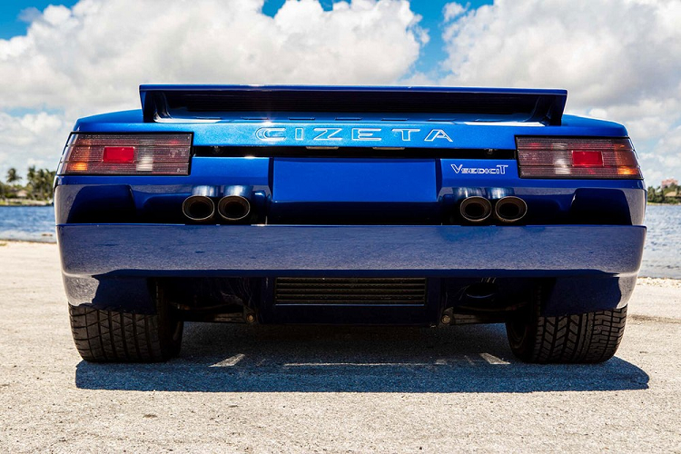 Chưa hết, phần lớn các nhân viên của công ty Cizeta Automobili, đặt nhà máy tại Modena, Ý, đều là cựu kỹ sư của hai thương hiệu siêu xe đình đám Ferrari và Lamborghini. Riêng không gian bên trong Cizeta V16T lại do ông Bruno Paratelli - người chịu trách nhiệm cho nội thất của phần lớn siêu xe Lamborghini vào thời điểm đó - hoàn thiện.