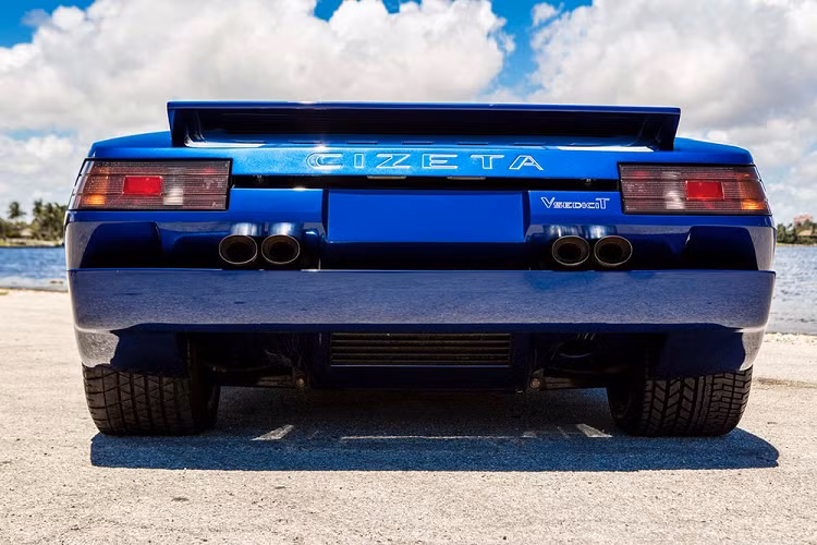 Chưa hết, phần lớn các nhân viên của công ty Cizeta Automobili, đặt nhà máy tại Modena, Ý, đều là cựu kỹ sư của hai thương hiệu siêu xe đình đám Ferrari và Lamborghini. Riêng không gian bên trong Cizeta V16T lại do ông Bruno Paratelli - người chịu trách nhiệm cho nội thất của phần lớn siêu xe Lamborghini vào thời điểm đó - hoàn thiện.