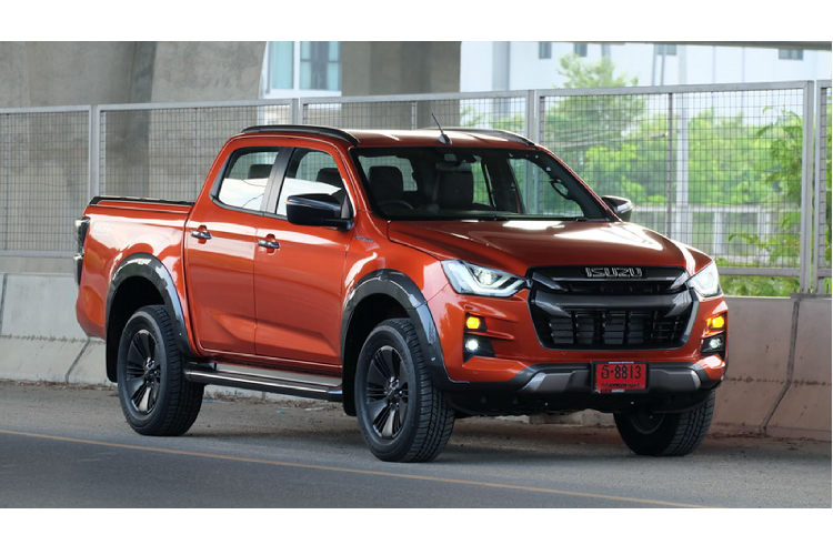 Hy vọng Mazda BT-50 thế hệ mới sẽ sở hữu đầy đủ “đồ chơi” hiện tại có trên D-Max 2020 như: tính năng tự động khoá khi ra khỏi xe, khởi động động cơ từ xa, đèn Welcome chào mừng, hệ thống thông tin giải trí có điều khiển bằng giọng nói, ghế trước có tựa đầu an toàn có thể tự bật ra để giới hạn khoảng di chuyển của đầu tài xế khi xe bị đâm bất ngờ từ phía sau,...