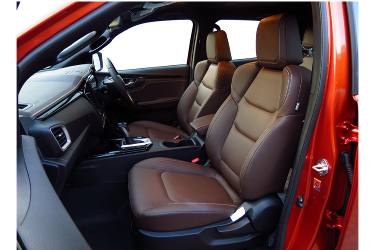 Ở D-Max thế hệ mới, hãng Isuzu đã thực hiện nhiều nâng cấp cho động cơ 4cyl 3.0L bao gồm: buồng đốt được định hình lại, sử dụng kim phun áp suất cao hơn, lớp phủ carbon trên các chân piston, tinh chỉnh lại tăng áp,… Nhờ đó, động cơ 3.0L mạnh hơn 12,8 mã lực và 70 Nm so với động cơ 4JJ1-TCX cũ trên D-Max.