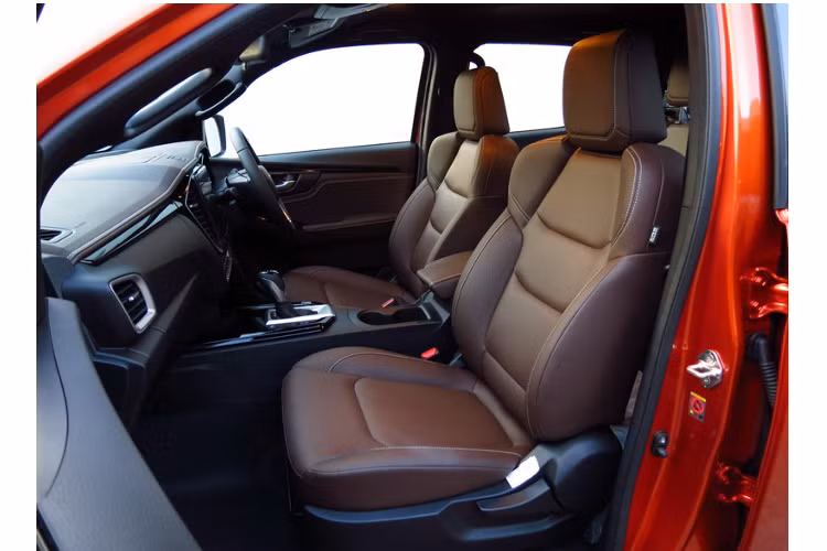 Ở D-Max thế hệ mới, hãng Isuzu đã thực hiện nhiều nâng cấp cho động cơ 4cyl 3.0L bao gồm: buồng đốt được định hình lại, sử dụng kim phun áp suất cao hơn, lớp phủ carbon trên các chân piston, tinh chỉnh lại tăng áp,… Nhờ đó, động cơ 3.0L mạnh hơn 12,8 mã lực và 70 Nm so với động cơ 4JJ1-TCX cũ trên D-Max.