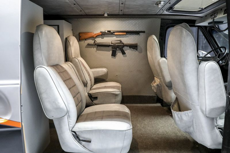 Ngoài ra, chiếc Chevrolet G-Series độ GMC này còn được trang bị cánh gió trên nóc, tấm bảo vệ lưới tản nhiệt và la-zăng màu đỏ có thiết kế lạ mắt, bọc gọn trong lốp BFGoodrich.