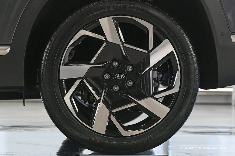 Bản facelift SantaFe có lưới tản nhiệt to hơn trước và tạo cảm giác mở rộng ngang thân xe, lấn sang phần cụm đèn. Cụm đèn LED chạy ban ngày hình chữ T, đặt đứng với 2 dải tách biệt và nối liền phần đèn nhỏ bên trên và đèn pha ở dưới, tạo cảm giác mới mẻ. Kiểu này này khiến cho chúng ta liên tưởng với cụm đèn Thor DRL trên những chiếc Volvo.