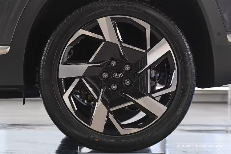 Bản facelift SantaFe có lưới tản nhiệt to hơn trước và tạo cảm giác mở rộng ngang thân xe, lấn sang phần cụm đèn. Cụm đèn LED chạy ban ngày hình chữ T, đặt đứng với 2 dải tách biệt và nối liền phần đèn nhỏ bên trên và đèn pha ở dưới, tạo cảm giác mới mẻ. Kiểu này này khiến cho chúng ta liên tưởng với cụm đèn Thor DRL trên những chiếc Volvo.