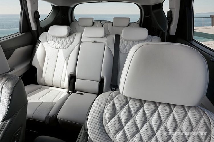 Giao diện và vị trí của cụm cần số cũng thay đổi với các nút Park, Reverse, Neutral, và Drive thay cho cần số truyền thống. Khu vực bệ trung tâm khi cần số biến mất và thay bằng nút bấm điện, đồng thời bổ sung nhiêu nút bấm hơn, tạo ra cảm giác hiện đại hơn.