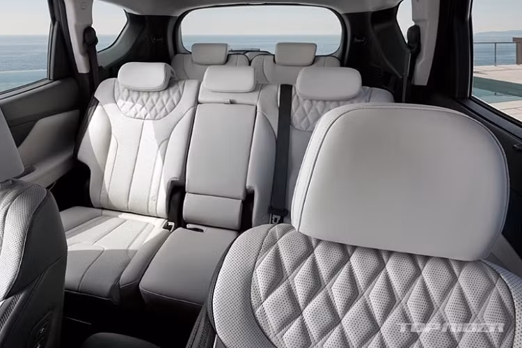 Giao diện và vị trí của cụm cần số cũng thay đổi với các nút Park, Reverse, Neutral, và Drive thay cho cần số truyền thống. Khu vực bệ trung tâm khi cần số biến mất và thay bằng nút bấm điện, đồng thời bổ sung nhiêu nút bấm hơn, tạo ra cảm giác hiện đại hơn.