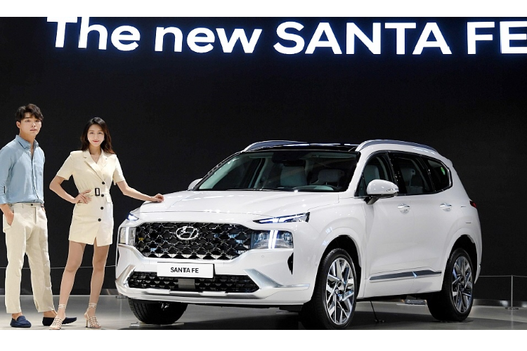 Tại thị trường Hàn Quốc, giá xe Hyundai SantaFe 2021 bán ra từ 32,2 - 49,4 triệu won (tương đương 622 - 955 triệu đồng). Mức giá này được đánh giá là cao hơn khoảng 2 triệu won (40 triệu đồng) nếu so với phiên bản trước đó. Tuy nhiên, giá bán này khá phù hợp nếu so với những nâng cấp mới và toàn diện cộng với chính sách thuế vừa tăng 3,5% tại Hàn.