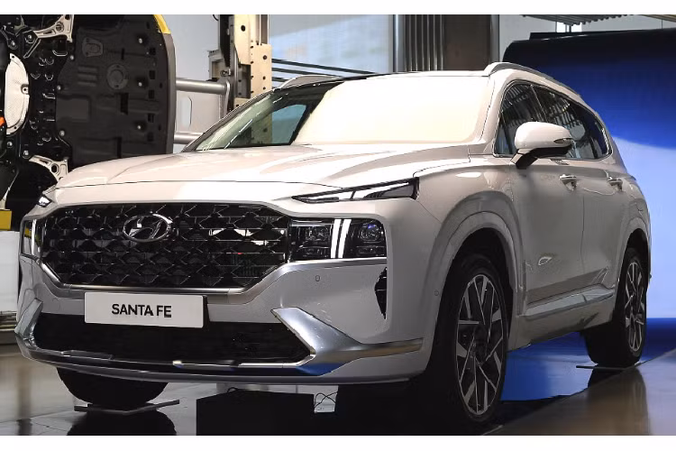 Ngoại hình mới của Hyundai SantaFe 2021 mới khác biệt khá nhiều so với phiên bản hiện tại. Điều này đến từ định hướng phát triển của hãng xe Hàn và việc thay đổi khung gầm cho Santa Fe ở bản facelift này. Dù chỉ là một bản facelift nâng cấp giữa đời nhưng Santa Fe mới đã được ưu ái thay đổi cả khung gầm/ nền tảng. Nền tảng mới được hãng xe Hàn gọi tên là nền tảng thế hệ thứ 3, hứa hẹn sẽ được áp dụng vào loạt sản phẩm mới của Hyundai.