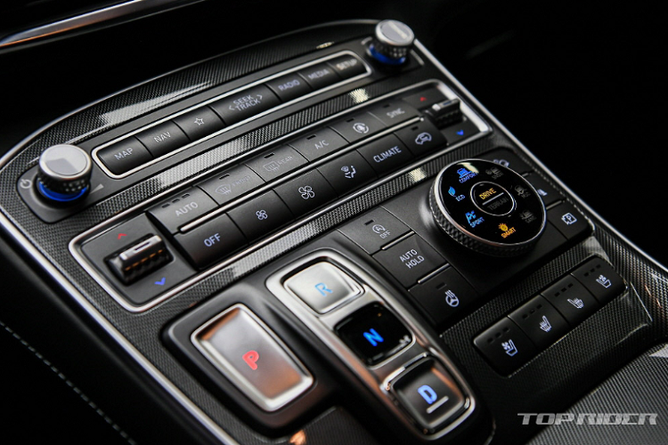 Tất cả các phiên bản SantaFe 2021 đều sẽ có chế độ lái Terrain Mode, cho phép tài xế tối ưu hóa hệ thống dẫn động HTRAC All-Wheel Drive. Ngoài ra, xe vẫn sở hữu chế độ lái sand (cát), snow (tuyết) và mud (bùn), eco (tiết kiệm), sport (thể thao), comfort (êm ái), và smart (thông minh).