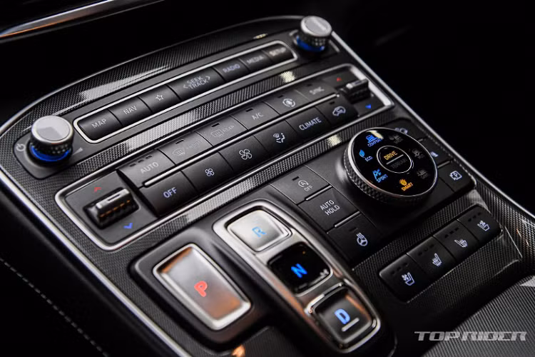 Tất cả các phiên bản SantaFe 2021 đều sẽ có chế độ lái Terrain Mode, cho phép tài xế tối ưu hóa hệ thống dẫn động HTRAC All-Wheel Drive. Ngoài ra, xe vẫn sở hữu chế độ lái sand (cát), snow (tuyết) và mud (bùn), eco (tiết kiệm), sport (thể thao), comfort (êm ái), và smart (thông minh).