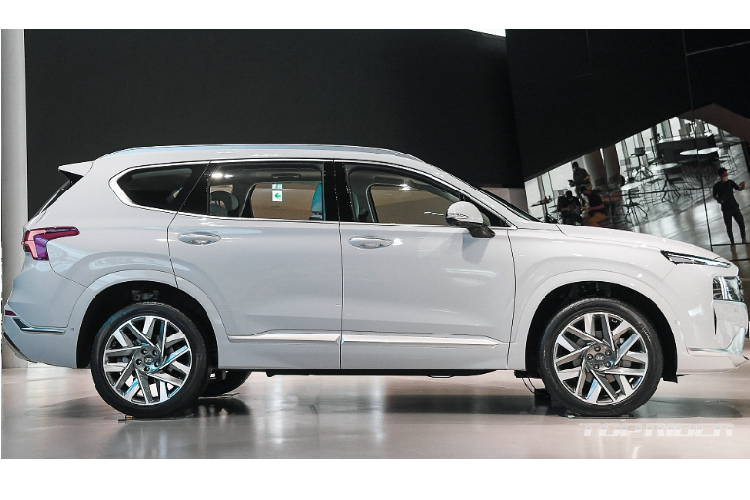 Tại Hàn, Hyundai SantaFe 2021 có 2 tùy chọn động cơ xăng và dầu. Trong đó, động cơ dầu 2.2L sẽ mở bán trước, động cơ xăng tăng áp 2.5L sẽ ra mắt sau đó vào nửa cuối năm nay. Santa Fe là mẫu xe "con cưng" của Hyundai. Doanh số của dòng này chiếm hơn 1 nửa doanh số tổng các dòng SUV nhà Hyundai. Tại Việt Nam, doanh số Hyundai SantaFe luôn nằm trong top 10 toàn thị trường.