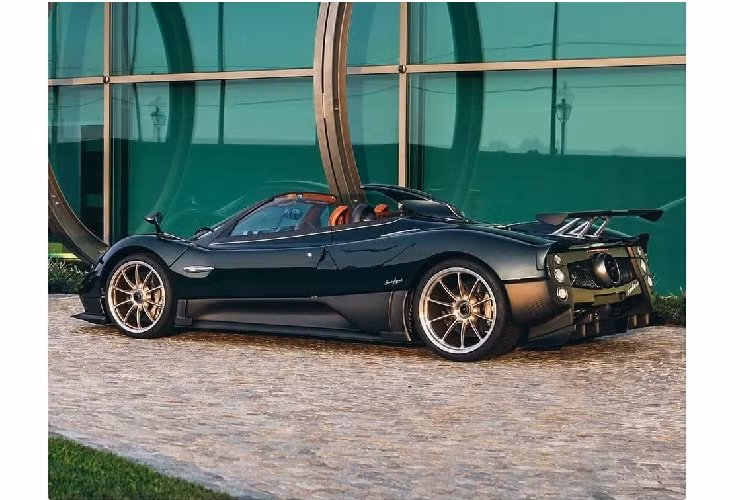 Sức mạnh này được truyền đến bánh sau, nhờ đó, siêu xe độc bản Pagani Zonda Venti có thể tăng tốc từ vị trí xuất phát lên 100 km/h chỉ trong thời gian 2,6 giây trước khi đạt vận tốc tối đa 350 km/h.