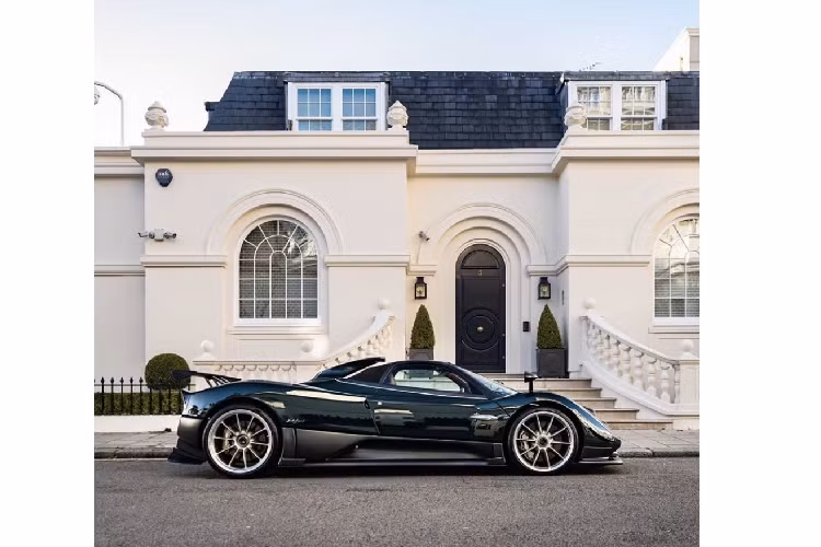 Màu sơn của chiếc siêu xe Pagani Zonda Venti hàng thửa này được lấy cảm hứng từ mẫu xe đua F1 BRM Type 15 – Chiếc xe đua đã từng một thời gắn liền với tên tuổi của tay đua người Argentine, Juan Manuel Fangio.