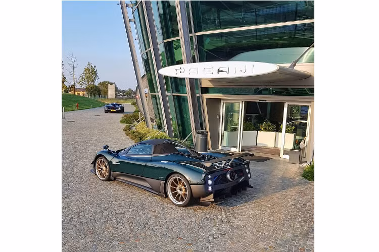 Pagani Zonda Venti được phát triển dựa trên một chiếc Pagani Zonda F Roadster. Ngoại hình siêu xe hàng độc này được trang bị bộ áo màu British Racing Green kết hợp cùng các đường họa tiết cách điệu màu đen viền vàng chạy dọc xe.