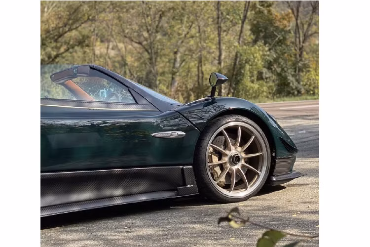 Ngoài màu sơn, Pagani Zonda Venti còn có bộ mâm đa chấu màu bạc nhám khá độc đáo. Siêu xe độc bản Pagani Zonda Venti sở hữu khoang nội thất hoàn toàn mới với chất liệu da bò màu nâu kết hợp cùng màu trắng.