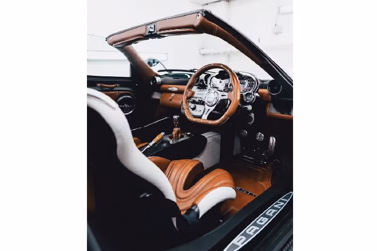 Cách phối màu này cũng sử dụng cho phần ghế ngồi được thiết kế thể thao và còn đi kèm với dây an toàn 6 điểm màu đen nổi bật.