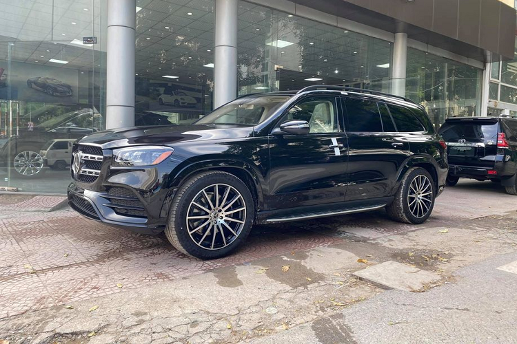 Hiện nay, cả phía Mercedes-Benz Việt Nam và các đơn vị nhập xe tư nhân trong nước đều đang phân phối dòng xe GLS với chỉ 1 phiên bản duy nhất là bản GLS 450. Mức giá xe Mercedes-Benz GLS niêm yết chính hãng được đưa ra là từ 4,909 tỷ đồng.
