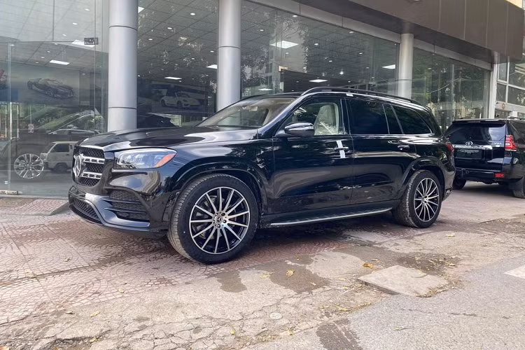Hiện nay, cả phía Mercedes-Benz Việt Nam và các đơn vị nhập xe tư nhân trong nước đều đang phân phối dòng xe GLS với chỉ 1 phiên bản duy nhất là bản GLS 450. Mức giá xe Mercedes-Benz GLS niêm yết chính hãng được đưa ra là từ 4,909 tỷ đồng.