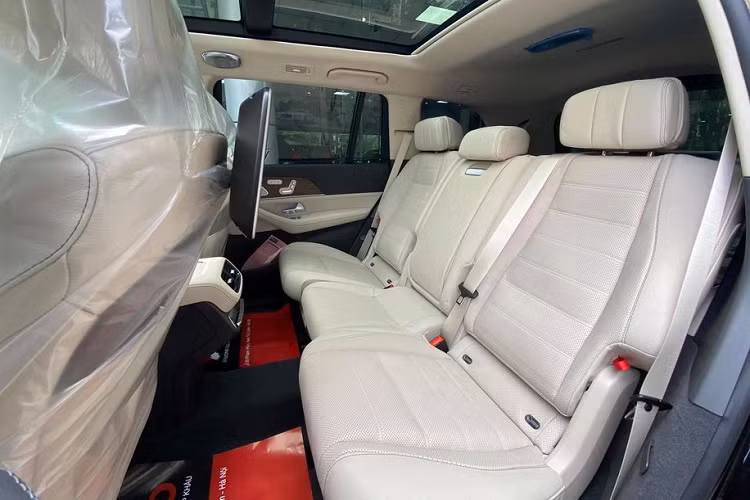 Một số thay đổi trên bản GLS 580 có thể dễ dàng nhận thấy như bộ mâm đa chấu AMG kích thước 22 inch, hệ thống đèn chiếu sáng Full-LED trước sau với đèn phản quang màu cam đặc trưng ở thị trường Mỹ.