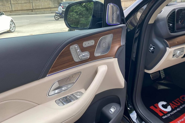 Kèm theo đó là hệ thống điện EQ Boost giúp xe tăng thêm 21 mã lực/250 Nm mô-men xoắn. Sức mạnh này được truyền tới cả 4 bánh thông qua hộp số tự động 9 cấp.