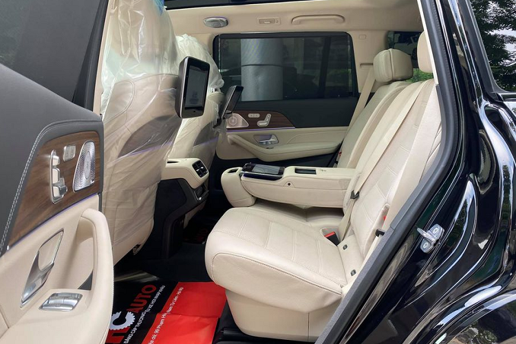 Về truyền động, Mercedes-Benz GLS 580 sử dụng động cơ V8 4.0L, sản sinh công suất 483 mã lực và 700 Nm mô-men xoắn.