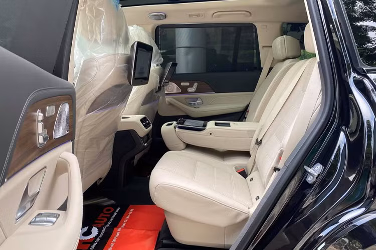 Về truyền động, Mercedes-Benz GLS 580 sử dụng động cơ V8 4.0L, sản sinh công suất 483 mã lực và 700 Nm mô-men xoắn.