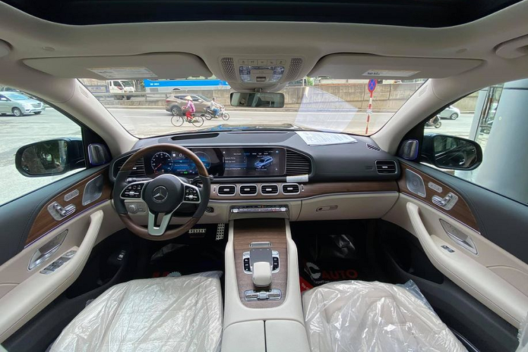 Đối với chiếc Mercedes-Benz GLS 580 tại Việt Nam, chiếc xe này được trang bị gói ngoại thất AMG Line tương tự bản GLS 450 chính hãng.