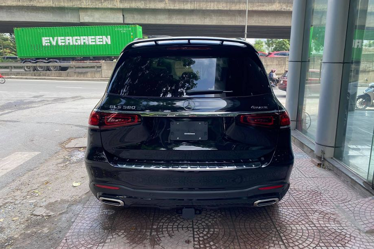 Đối với khoang cabin, bên cạnh những trang bị quen thuộc như màn hình đôi 12.3 inch, điều hoà tự động 4 vùng, cửa hút hay cửa sổ trời toàn cảnh...