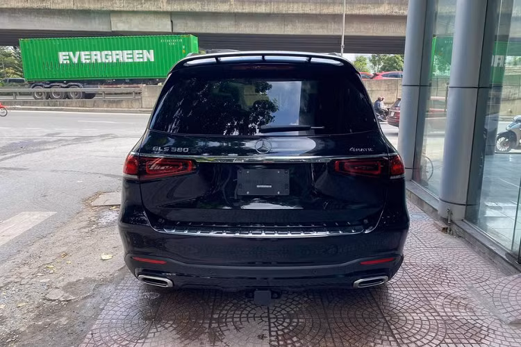 Đối với khoang cabin, bên cạnh những trang bị quen thuộc như màn hình đôi 12.3 inch, điều hoà tự động 4 vùng, cửa hút hay cửa sổ trời toàn cảnh...