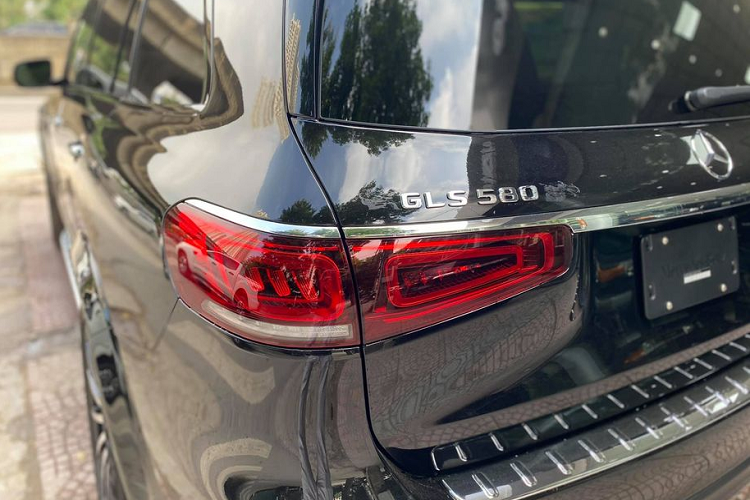 Mercedes-Benz GLS 580 còn được trang bị nhiều tính năng vượt trội hơn hẳn bản GLS 450, bao gồm ghế có massage/sưởi/làm mát, HUD, hộp lạnh, 2 màn hình giải trí cho hàng ghế sau, nước hoa, hệ thống âm thanh Burmester 3D, màn hình điều khiển ở bệ tì tay...