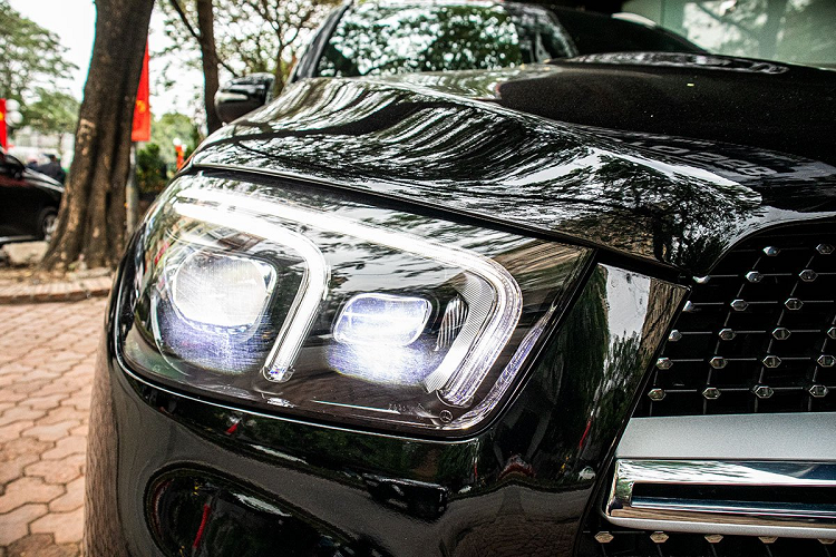 Phần cản trước của gói Night Package trên GLE300D dữ dằn hơn, viền mạ crom cùng 2 radar được tích hợp trong gói trang bị an toàn của mẫu SUV này. Hốc gió phía trước xe to bản kèm cảm biến góc hỗ trợ việc đỗ xe an toàn cũng là điểm đáng chú ý.