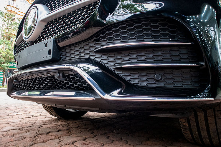 Cụ thể, phần đầu xe Mercedes-Benz GLE300 Diesel được trang bị lưới tản nhiệt sao rơi bắt mắt và thanh ngang mạ crom kèm chi tiết bạc cùng logo to bản xuất hiện trên mẫu xe này. Hệ thống lưới tản nhiệt này khách hàng dễ dàng bắt gặp trên chiếc Mercedes-Benz GLC 300 4Matic 2020 vừa về nước cách đây không lâu.