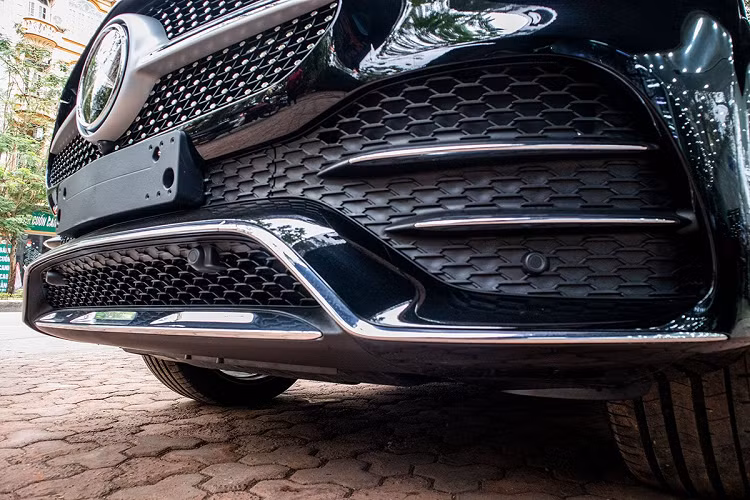 Cụ thể, phần đầu xe Mercedes-Benz GLE300 Diesel được trang bị lưới tản nhiệt sao rơi bắt mắt và thanh ngang mạ crom kèm chi tiết bạc cùng logo to bản xuất hiện trên mẫu xe này. Hệ thống lưới tản nhiệt này khách hàng dễ dàng bắt gặp trên chiếc Mercedes-Benz GLC 300 4Matic 2020 vừa về nước cách đây không lâu.
