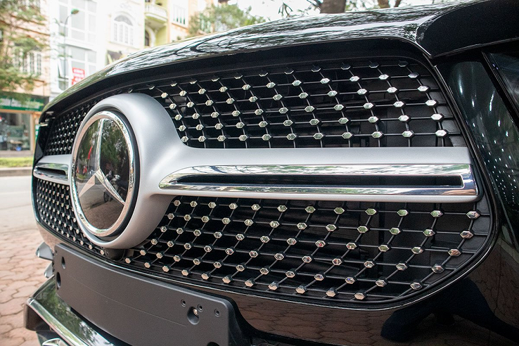 Về ngoại hình Mercedes-Benz GLE300 AMG máy dầu đầu tiên tại Việt Nam này sở hữu ngoại hình khoẻ khoắn với gói trang bị Night Package từng được áp dụng trên nhiều mẫu xe của thương hiệu này.