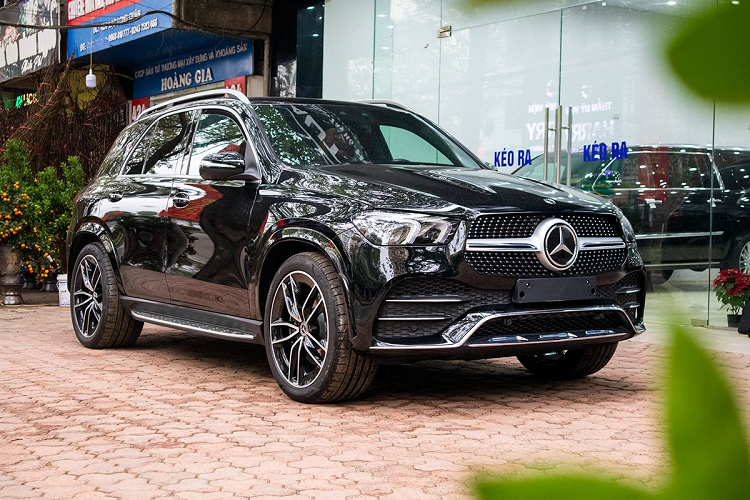 Mẫu SUV hạng sang Mercedes-Benz GLE-Class 2020 mới cho khách hàng có nhiều tuỳ chọn ghế ngồi 5 hoặc 7 chỗ, động cơ xăng hoặc máy dầu nhưng dĩ nhiên không phải hàng chính hãng. Bởi Mercedes-Benz Việt Nam chỉ phân phối 1 phiên bản GLE450 4Matic với 7 chỗ ngồi và máy xăng. Mẫu xe chính hãng được ra mắt tại Triển lãm ôtô Việt Nam hồi tháng 10/2019