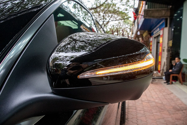 Bên phần hông, chiếc xe hơi mới Mercedes-Benz GLE300 Diesel 2020 được trang bị bộ mâm kích thước 22 inch 5 chấu kép hợp kim ấn tượng. Gương chiếu hậu của Mercedes GLE300 máy dầu tích hợp đèn xi-nhan LED có tính năng chỉnh/gập điện, sấy gương và có camera lề trong gói an toàn camera 360 độ.