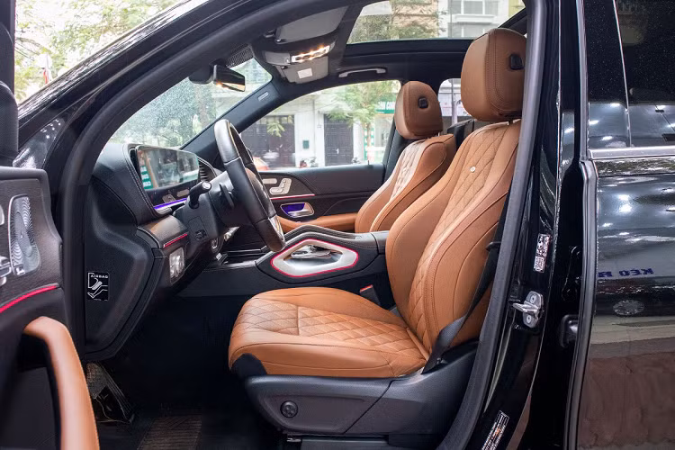 Hơn nữa, những chi tiết quen thuộc vẫn xuất hiện trên Mercedes-Benz GLE300 2.0L Diesel như cảm biến lùi, camera lùi chỉ lộ thiên khi người dùng lùi xe hoặc bật chế độ View camera 360 độ, tính năng ẩn camera này là mới trên xe Mercedes-Benz hiện nay.