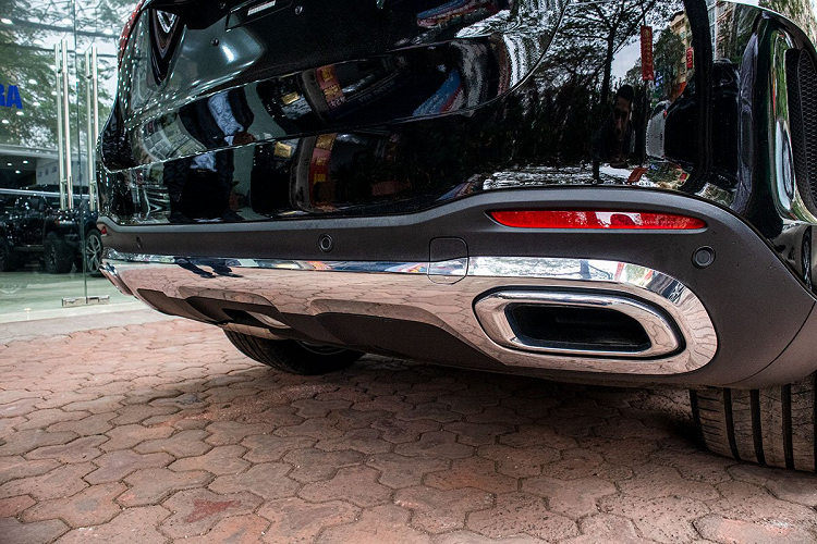 Trong khi đó, đuôi xe Mercedes-Benz GLE300 Diesel khá đơn giản khi hầu hết các chi tiết trên dòng xe đều đã bị lược bỏ nên rất khó để người dùng có thể nhận ra đây là phiên bản nào. Cụm đèn hậu thiết kế mới sử dụng công nghệ LED là điểm nổi bật trên Mer GLE 300 và được nối liền bằng dải crom, cản sau của xe cũng được ốp crom cùng ống xả đôi giúp đuôi xe cân đối.