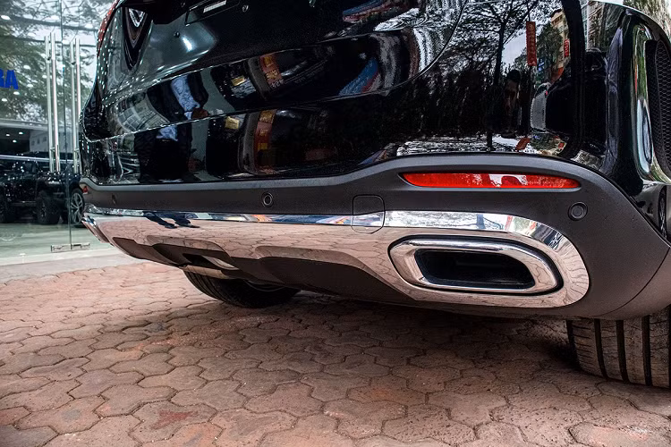 Trong khi đó, đuôi xe Mercedes-Benz GLE300 Diesel khá đơn giản khi hầu hết các chi tiết trên dòng xe đều đã bị lược bỏ nên rất khó để người dùng có thể nhận ra đây là phiên bản nào. Cụm đèn hậu thiết kế mới sử dụng công nghệ LED là điểm nổi bật trên Mer GLE 300 và được nối liền bằng dải crom, cản sau của xe cũng được ốp crom cùng ống xả đôi giúp đuôi xe cân đối.