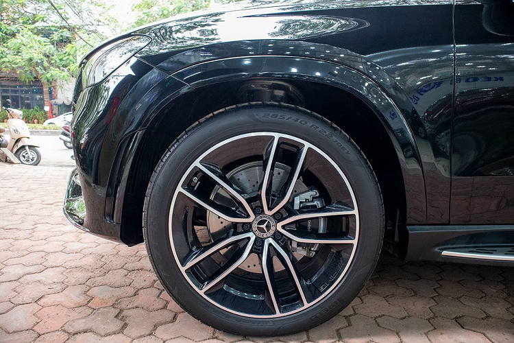 Hệ thống chiếu sáng trên chiếc xe hơi Mercedes-Benz GLE300 Diesel sử dụng đèn pha Multibeam LED với 2 bóng chiếu có thể tự động điều chỉnh góc chiếu, bật/tắt tự động kèm tính năng rửa đèn. Công nghệ đèn pha Multibeam LED đã được Mercedes-Benz áp dụng trên hầu hết các dòng xe của thương hiệu này giúp hỗ trợ người dùng một cách tốt nhất. Ngoài ra, hệ thống đèn LED định vị ban ngày, đèn xi-nhan và sương mù cũng được tích hợp trên Mercedes-Benz GLE300 máy dầu mới về nước.