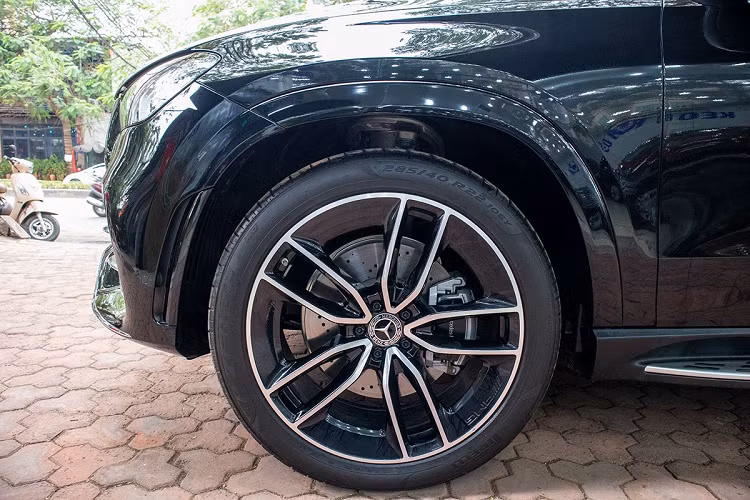 Hệ thống chiếu sáng trên chiếc xe hơi Mercedes-Benz GLE300 Diesel sử dụng đèn pha Multibeam LED với 2 bóng chiếu có thể tự động điều chỉnh góc chiếu, bật/tắt tự động kèm tính năng rửa đèn. Công nghệ đèn pha Multibeam LED đã được Mercedes-Benz áp dụng trên hầu hết các dòng xe của thương hiệu này giúp hỗ trợ người dùng một cách tốt nhất. Ngoài ra, hệ thống đèn LED định vị ban ngày, đèn xi-nhan và sương mù cũng được tích hợp trên Mercedes-Benz GLE300 máy dầu mới về nước.