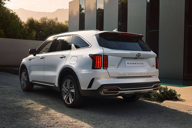 Kể từ thế hệ thứ 2 trở đi, Sorento theo chân Santa Fe trở thành crossover, nhưng sang đến thế hệ thứ 3 lại cố gắng tìm lối đi riêng bằng cách dựa vào khung gầm của dòng MPV Sedona, dẫn đến nhiều thay đổi trong việc tiếp cận khách hàng.