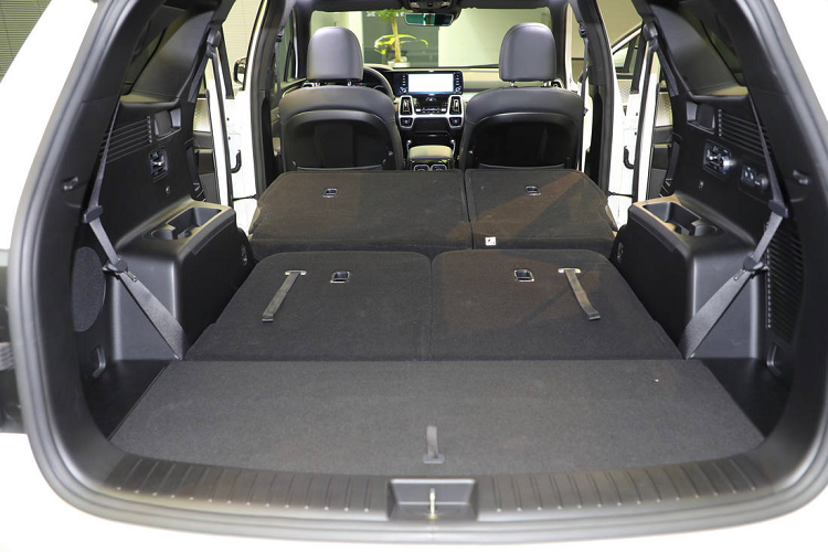 Tại thị trường nội địa Hàn Quốc, Sorento mới có 2 lựa chọn về cơ cấu truyền động. Thứ nhất là máy dầu diesel Smartstream 4 xy lanh 2.2L, có khả năng sản sinh công suất 198 mã lực nhờ đạt mô-men xoắn 440 Nm, đi kèm hộp số 8 cấp ly hợp kép.