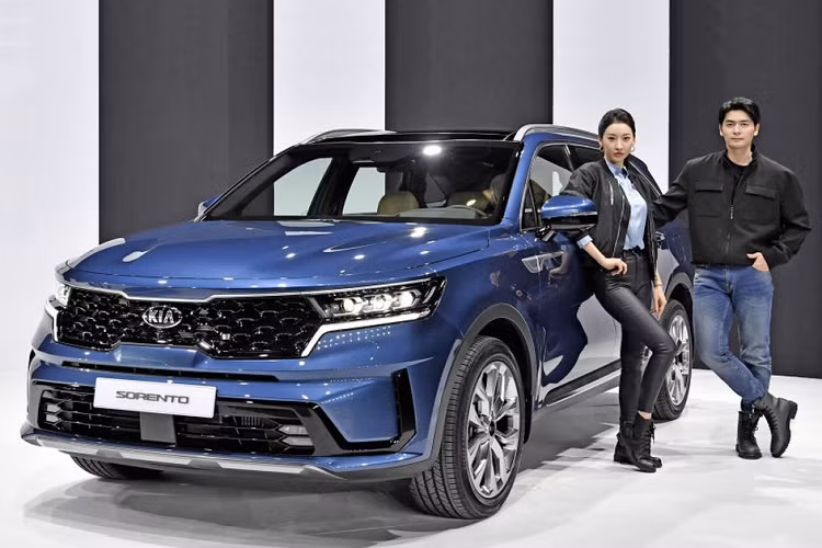 Kia Sorento thế hệ thứ 4 hoàn toàn mới được bán ra tại thị trường Hàn Quốc với 4 cấu hình, giá xe Kia Sorento 2020 khởi điểm từ 23.700 USD cho đến cao nhất là 30.700 USD. Nhiều khả năng xe sẽ được đưa về Việt Nam trong thời gian sắp tới nhằm thay thế cho mẫu thế hệ 2 vốn đã tồn tại trên thị trường quá lâu.