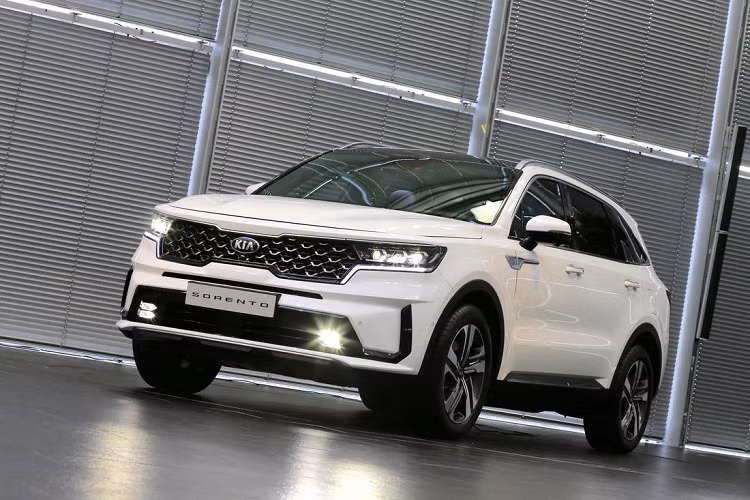 Mẫu xe SUV Kia Sorento vốn được biết đến là mẫu dành cho gia đình với 7 chỗ ngồi đầu tiên của hãng xe Hàn Quốc được bán khắp thế giới, dùng chung nền tảng khung gầm với Hyundai Santa Fe.