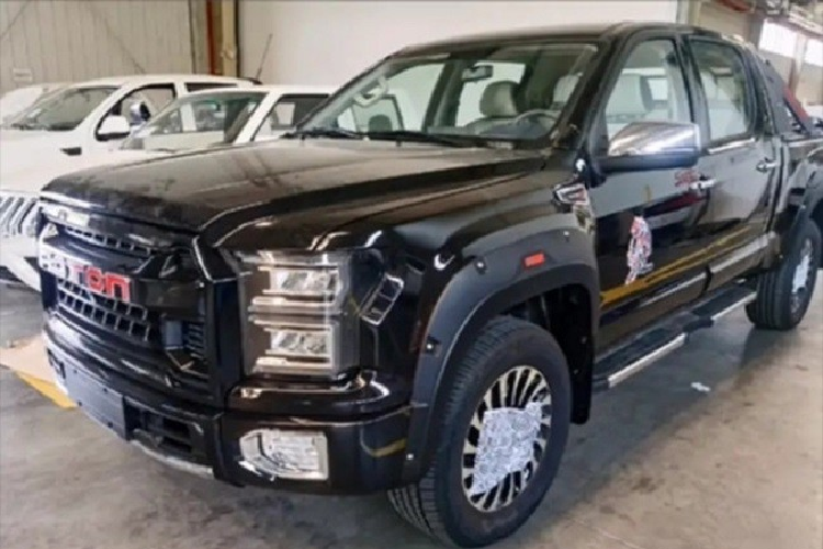 Hiện chưa có hình ảnh thiết kế đuôi xe và nội thất của Foton Da Jiang Jun. Chỉ biết rằng, mẫu xe bán tải Trung Quốc nay được trang bị 3 loại động cơ tăng áp khác nhau. Đầu tiên là động cơ xăng 4 xi-lanh, dung tích 2.0 lít với công suất tối đa 238 mã lực. Thứ hai là động cơ diesel dung tích 2.0 lít có mô-men xoắn cực đại 390 Nm. Cuối cùng là động cơ diesel 2,5 lít. Động cơ kết hợp với hộp số tự động 8 cấp ZF.