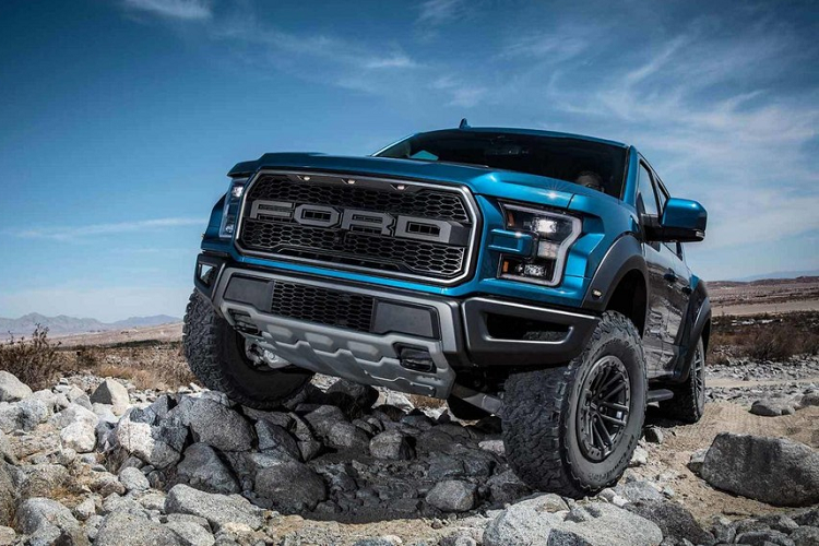 Sở dĩ mẫu xe bán tải Foton Da Jiang Jun thu hút sự chú ý vì sở hữu thiết kế ngoại thất khiến người ta lập tức liên tưởng đến xe bán tải cỡ lớn Ford F-150 Raptor phiên bản hiện tại. Qua những hình ảnh do hãng Foton tung ra, có thể thấy Da Jiang Jun được trang bị cụm đèn pha và lưới tản nhiệt gần như giống hệt Ford F-150 Raptor. Ngay cả dòng chữ "Foton" nằm giữa lưới tản nhiệt cũng theo phong cách của Ford nhưng có kích thước nhỏ hơn và được sơn màu đỏ.